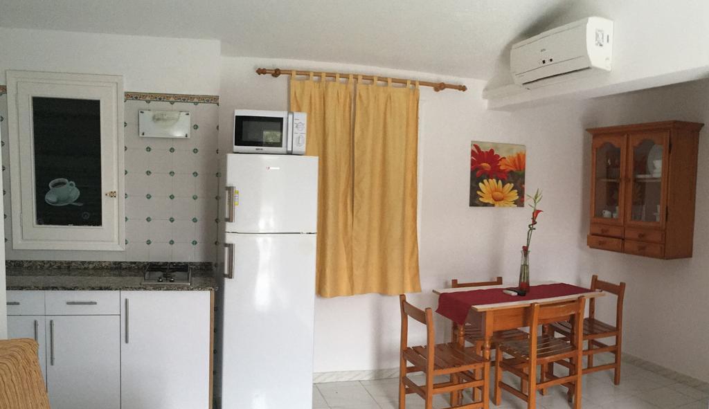 Apartaments California كالا إن بلانيس الغرفة الصورة